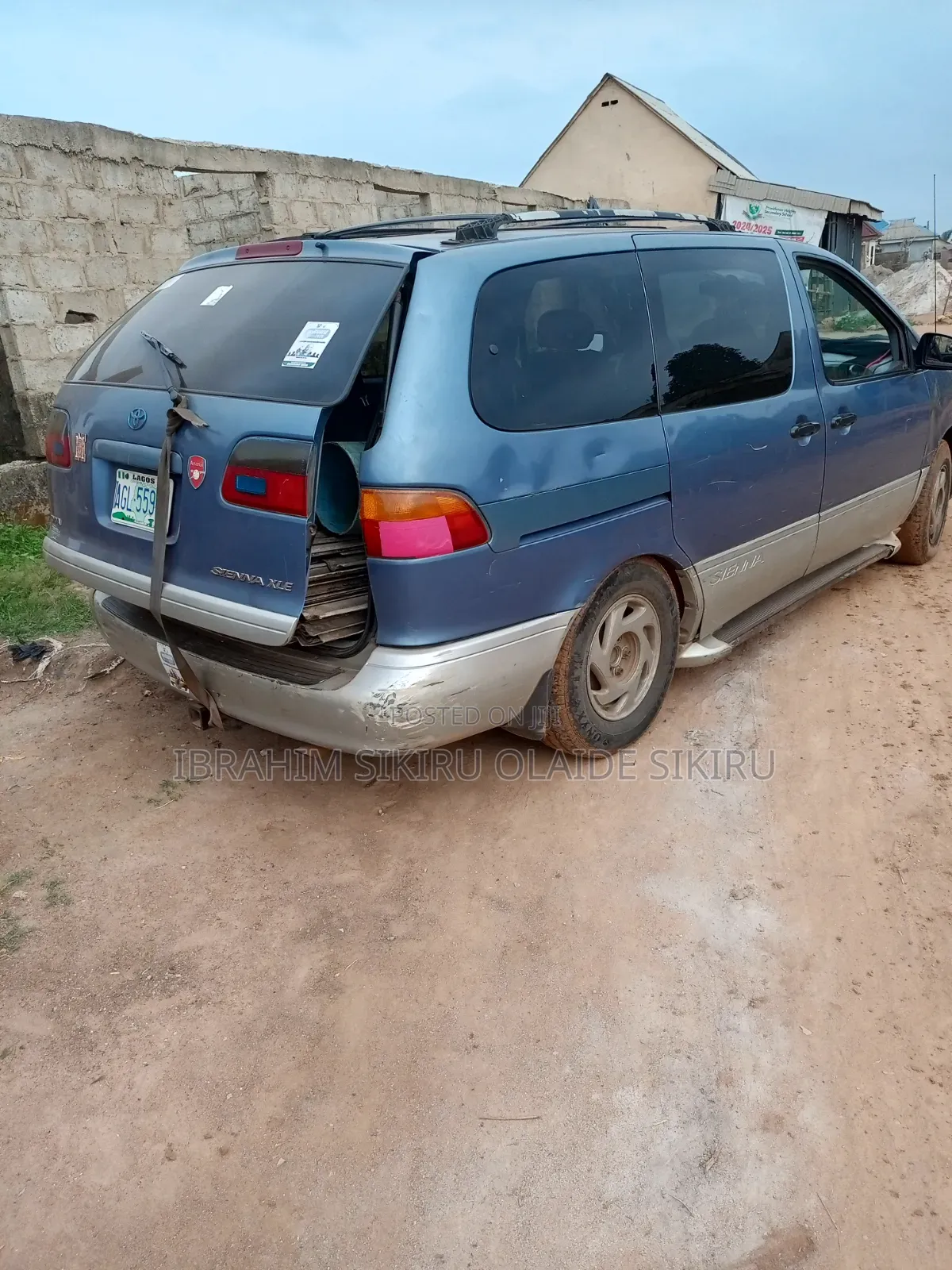 Toyota HiAce 2000 Blue