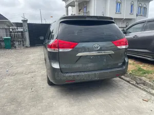 Toyota Sienna Limited 7-Passenger 4dr Minivan AWD (3.5L 6cyl 6A) 2014