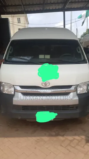 Toyota HiAce 2017 White