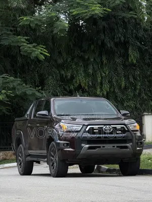 Toyota Hilux 2023 Maroon