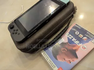 Nintendo Switch 1 + Joy-Con, Case FIFA 22