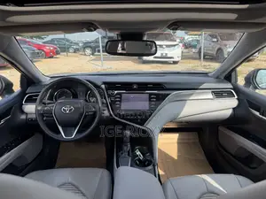 Toyota Camry SE FWD (2.5L 4cyl 8AM) 2018
