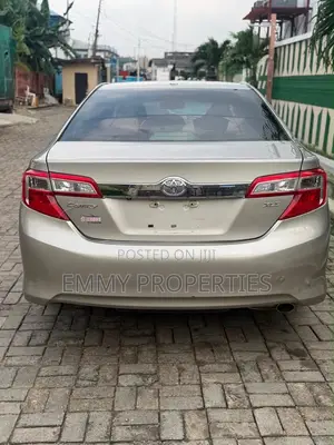 Toyota Camry XLE 4dr Sedan (2.5L 4cyl 6A) 2014 Gold