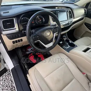 Toyota Highlander XLE 4x4 V6 (3.5L 6cyl 8A) 2017 White