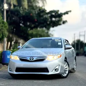 Toyota Camry XLE V6 4dr Sedan (3.5L 6cyl 6A) 2012 Silver
