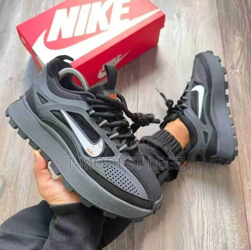 Nike White and Black Low-Top Athletic Running Sneakers