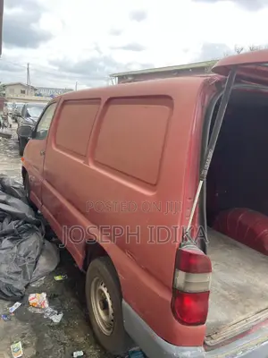 Toyota HiAce 2005 Red