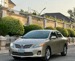 Toyota Corolla 2012 Gold