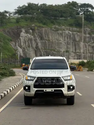 Toyota Hilux 2022 White