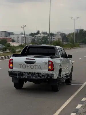 Toyota Hilux 2022 White