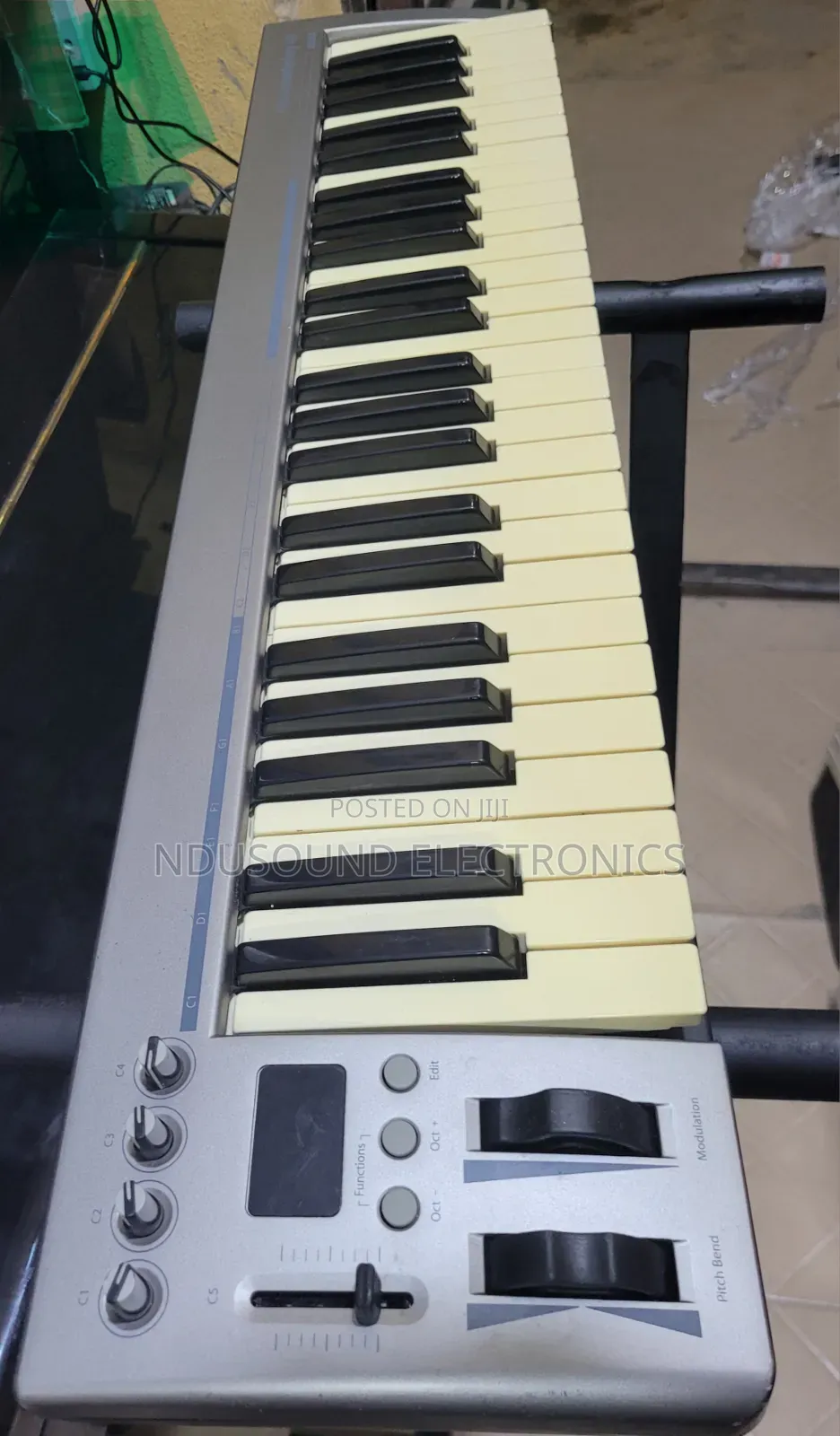 Acorn Masterkey 49 Midi Controller