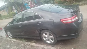 Toyota Camry SE 4dr Sedan (2.5L 4cyl 6A) 2011 Gray