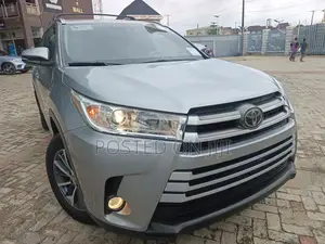 Toyota Highlander XLE 4x4 V6 (3.5L 6cyl 8A) 2017 Silver