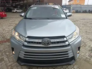 Toyota Highlander XLE 4x4 V6 (3.5L 6cyl 8A) 2017 Silver