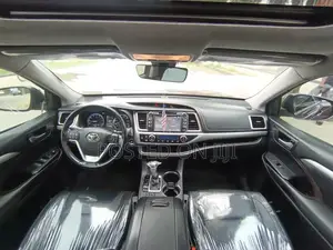Toyota Highlander XLE 4x4 V6 (3.5L 6cyl 8A) 2018 Red