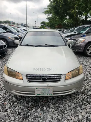 Toyota Camry 2000 Gold