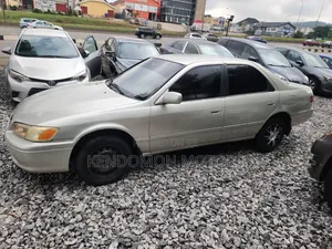 Toyota Camry 2000 Gold