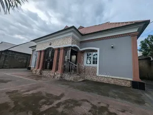 9bdrm Bungalow in Uyo for sale