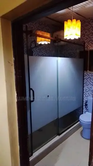 A Master Shower Cubicle Finish Features Heavy-Duty 10mm Clear Tempered