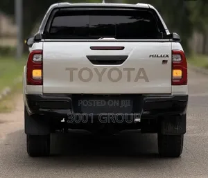Toyota Hilux 2022 White
