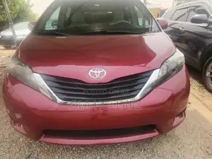 Toyota Sienna LE 7 Passenger 2011