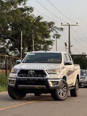 Toyota Hilux 2023 White