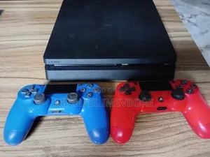 Ps4 Slim + 2 Controllers