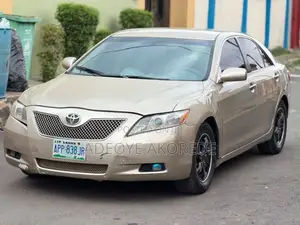 Toyota Camry XLE 4dr Sedan (2.4L 4cyl 5A) 2009 Gold