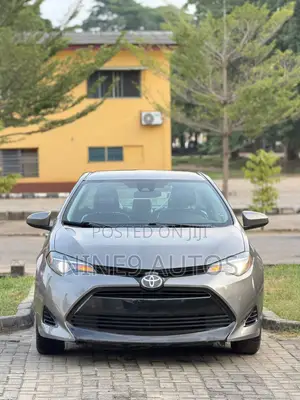 Toyota Corolla LE (1.8L 4cyl 2A) 2018 Brown