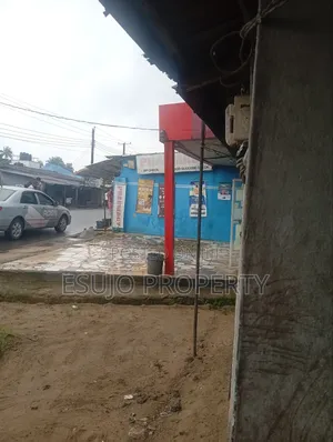 10bdrm Bungalow in Ekpri Nsukara, Uyo for sale