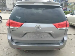 Toyota Sienna XLE AWD 7-Passenger 2013 White