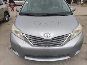 Toyota Sienna XLE AWD 7-Passenger 2013 White