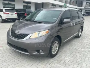 Toyota Sienna XLE FWD 8-Passenger 2013 Gray