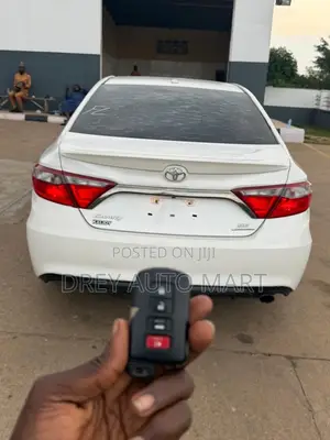 Toyota Camry SE w/Special Edition Pkg (2.5L 4cyl 6A) 2016 White