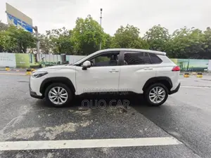 Toyota Corolla Cross XLE 2WD 2024 White