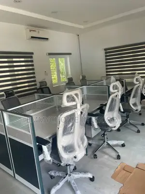6 Unit Office Workstation Desk With Ergonomic Mesh Chairs