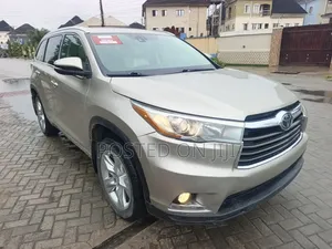 Toyota Highlander Limited V6 4x4 (3.5L 6cyl 6A) 2016 Gold