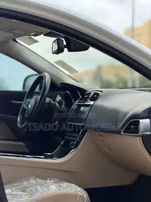 Jaguar XE 2017 Silver