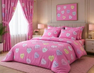 A Complete Set of Duvet With Four Pillow Case 6/6 Bed Size