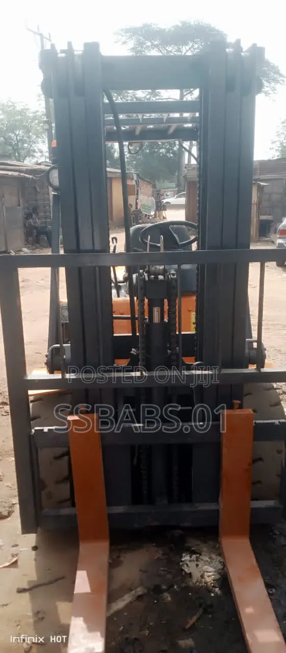 3 TONS FORKLIFT With Side Shifts