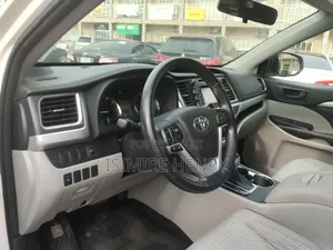 Toyota Highlander LE Plus V6 4x4 (3.5L 6cyl 6A) 2016 White