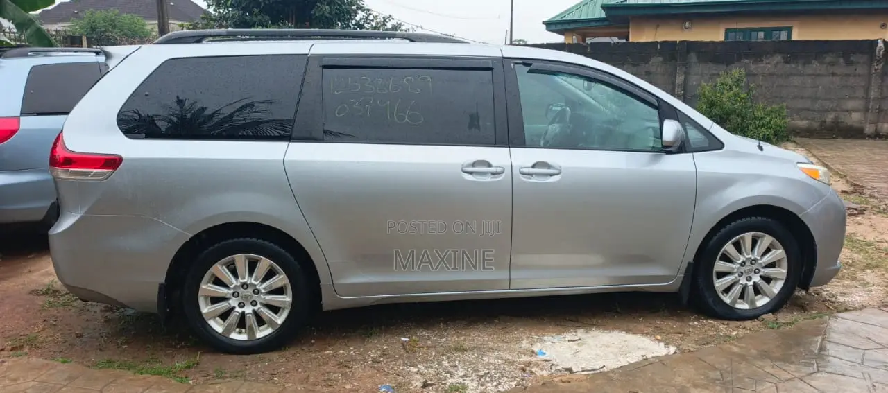 Toyota Sienna 2012 Silver
