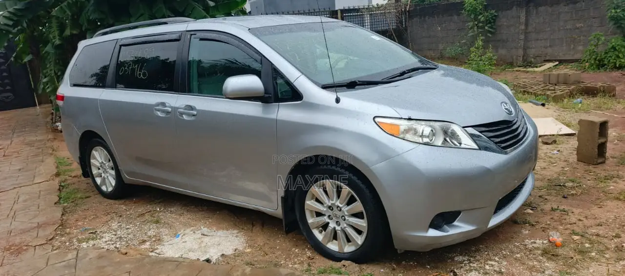 Toyota Sienna 2012 Silver