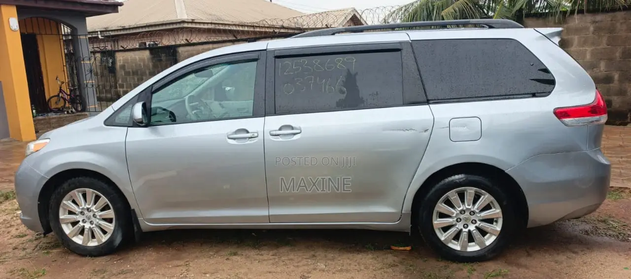 Toyota Sienna 2012 Silver