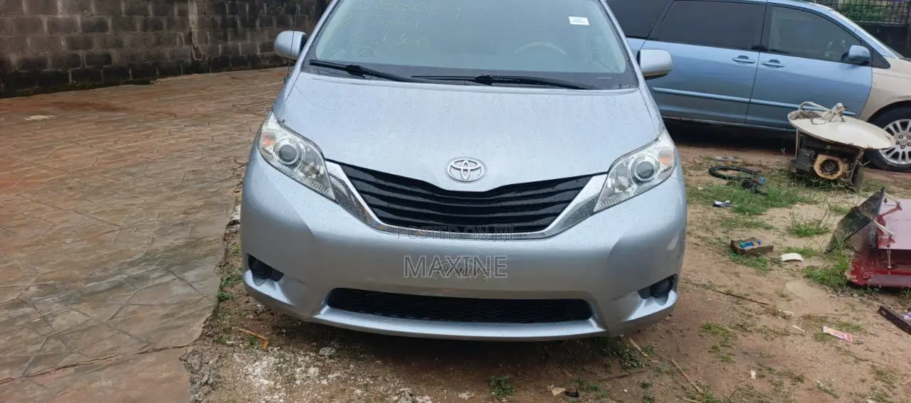 Toyota Sienna 2012 Silver