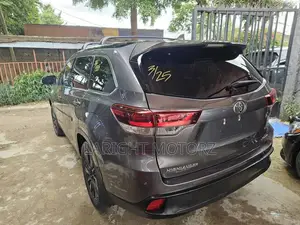 Toyota Highlander SE 2019 Gray