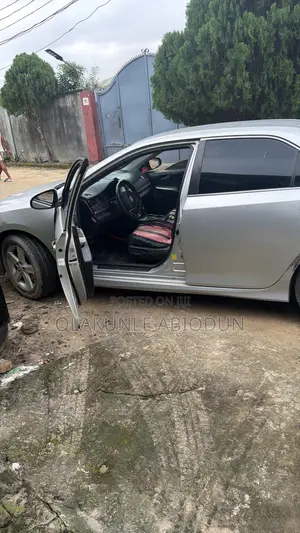 Toyota Camry SE 4dr Sedan (2.5L 4cyl 6A) 2014 Silver