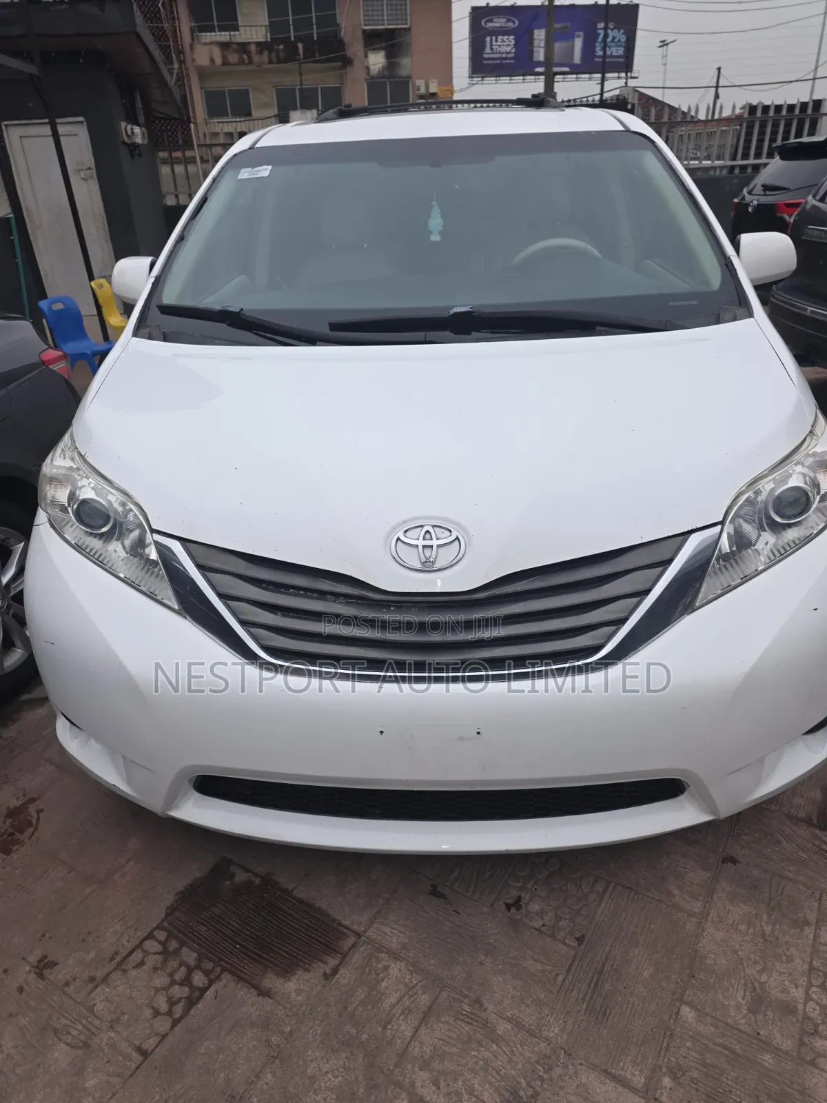 Toyota Sienna XLE FWD 8-Passenger 2013 White