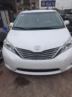 Toyota Sienna XLE FWD 8-Passenger 2013 White