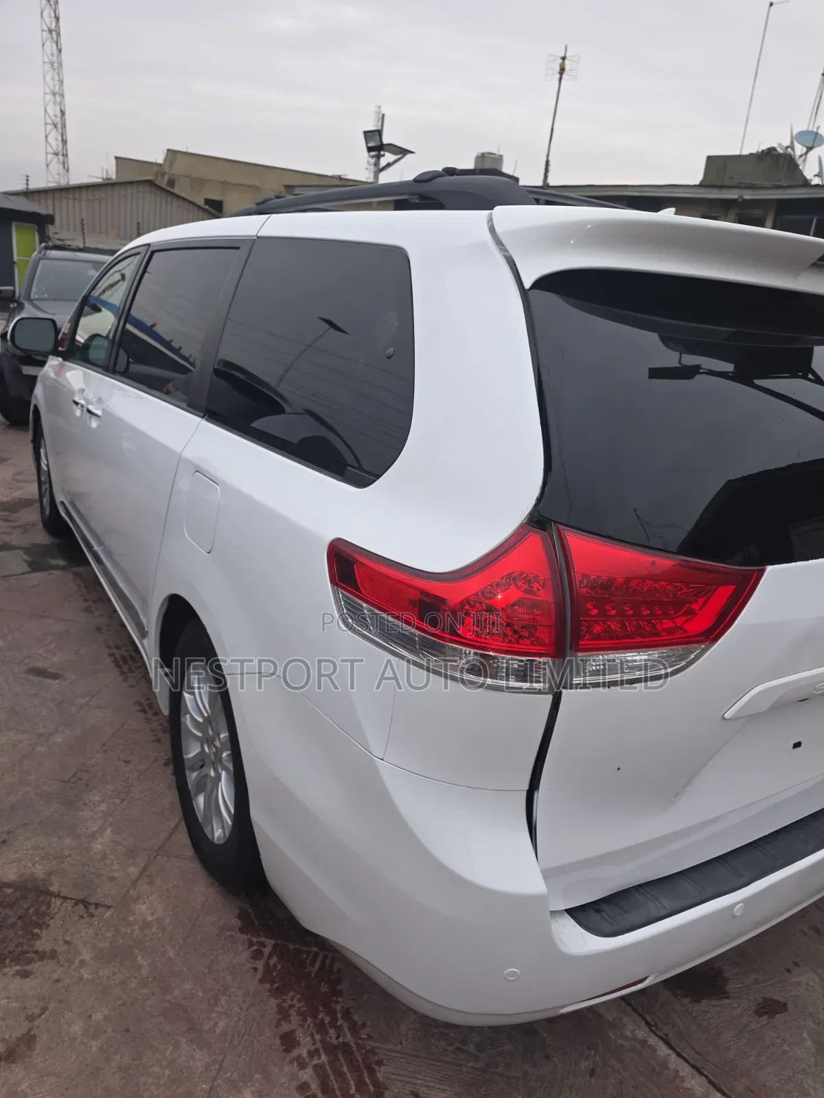 Toyota Sienna XLE FWD 8-Passenger 2013 White